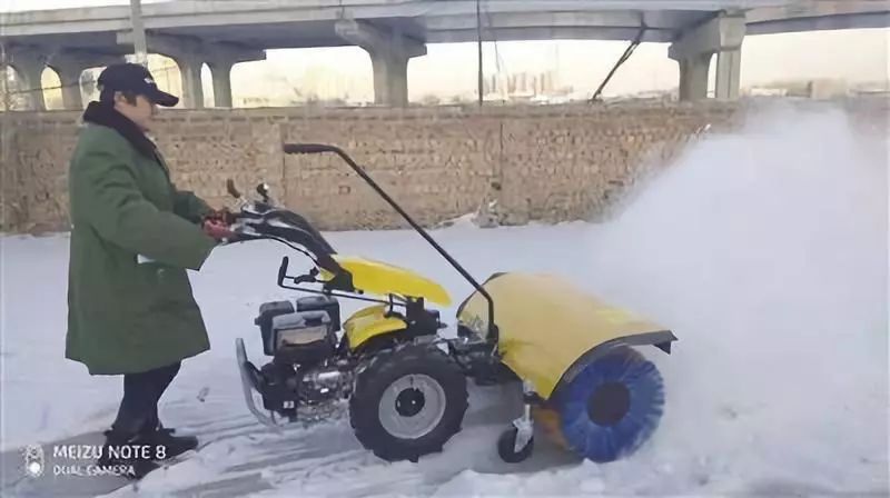 【城事】扫雪又上新设备手推式扫雪车亮相青城(图1)