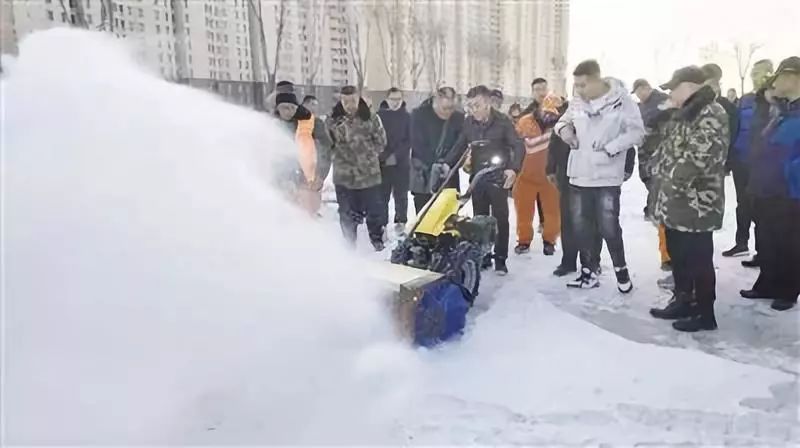 【城事】扫雪又上新设备手推式扫雪车亮相青城(图2)