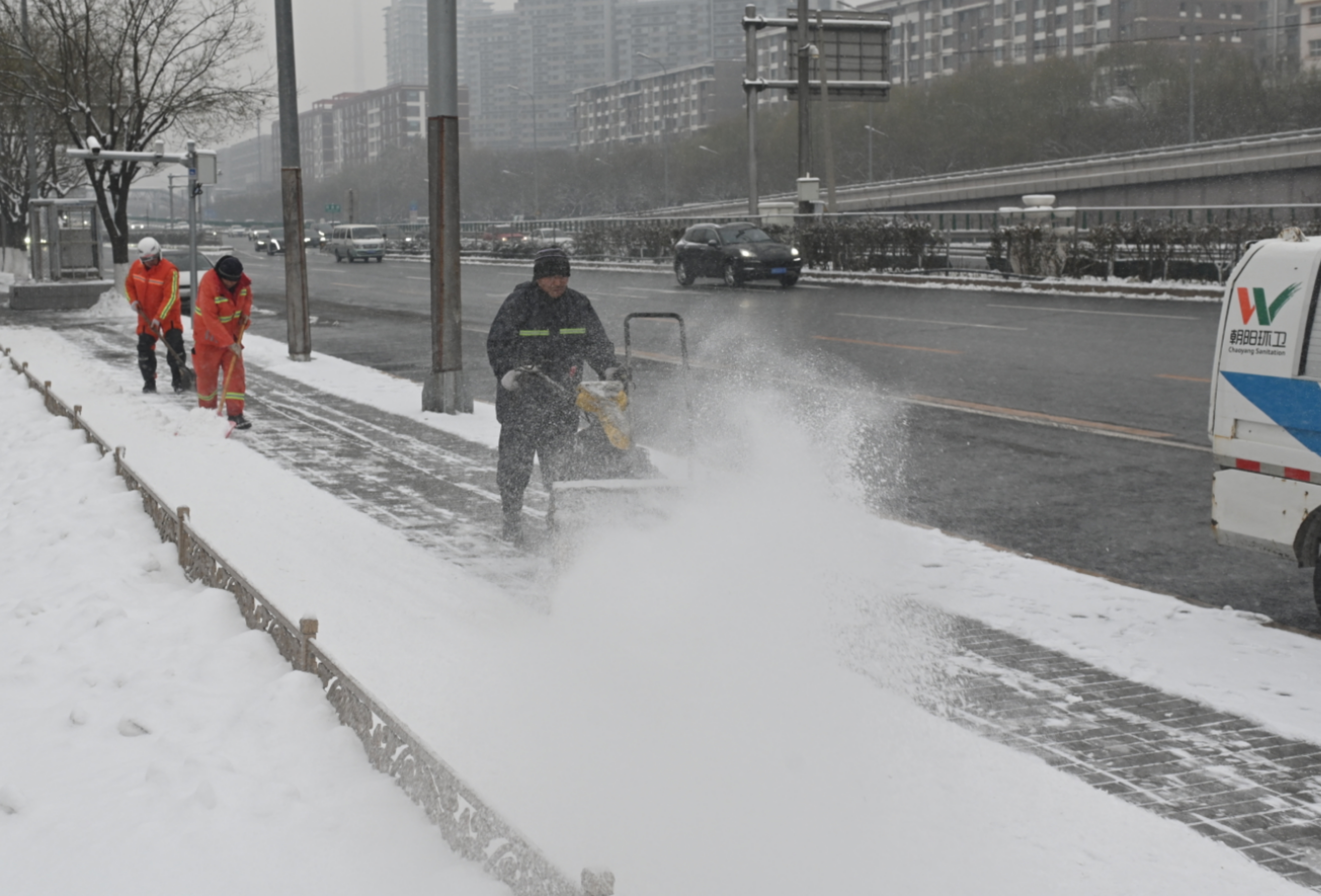 北京朝阳区全力做好降雪降温天气城市运行保障(图1)