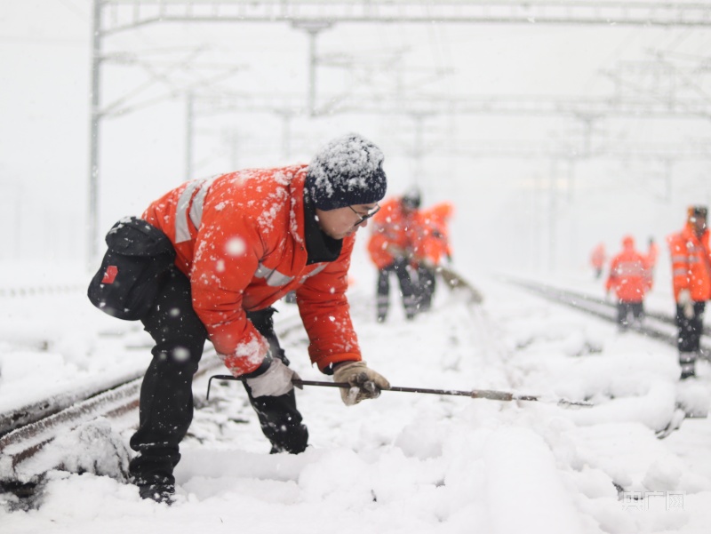 【2024江西首场寒潮来袭】扫雪除冰确保铁路安全(图2)