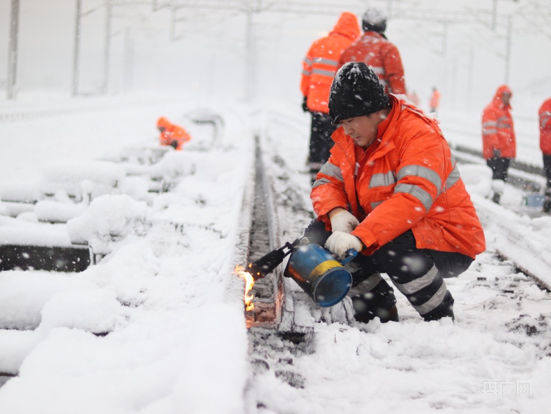 【2024江西首场寒潮来袭】扫雪除冰确保铁路安全(图3)