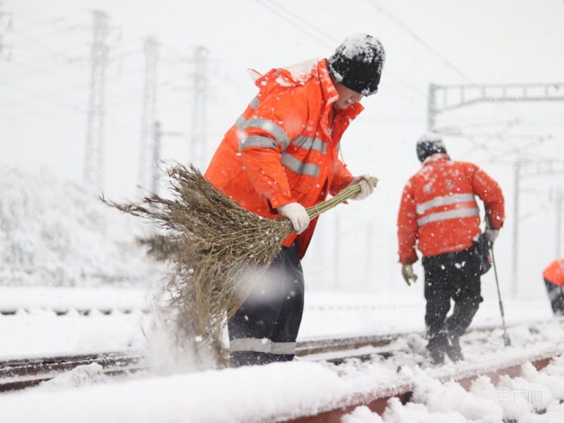 【2024江西首场寒潮来袭】扫雪除冰确保铁路安全(图4)