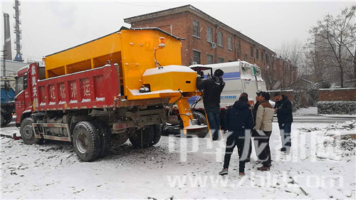 人工抛、机械洒双管齐下环卫扫雪除冰将用上“新武器”(图1)