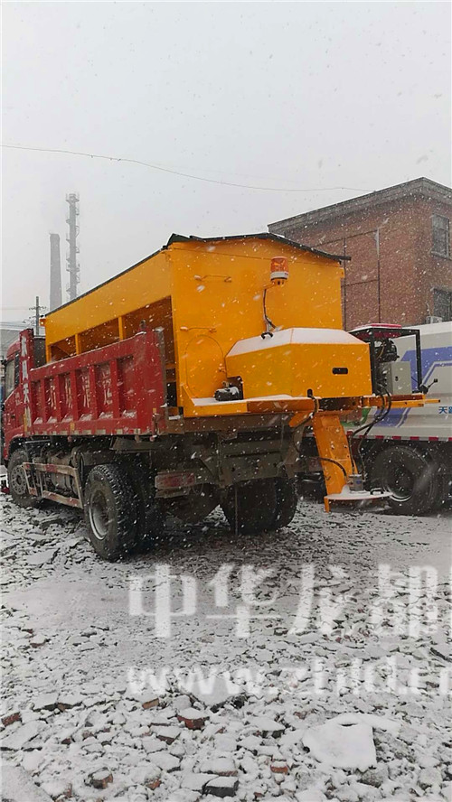 人工抛、机械洒双管齐下环卫扫雪除冰将用上“新武器”(图2)