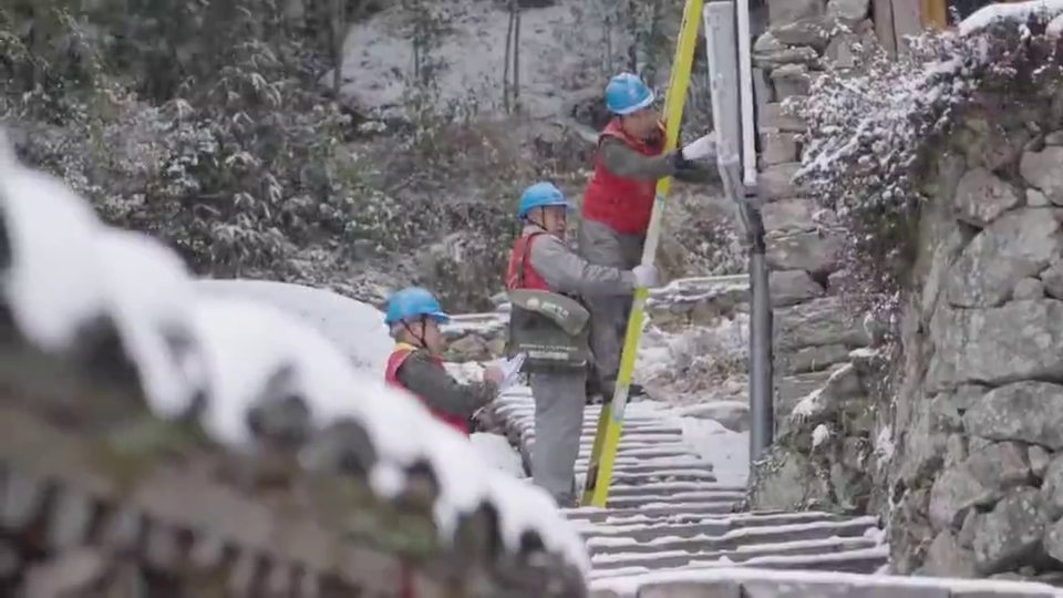冰雪降临浙江多地多部门联合出动保障居民暖暖过冬(图10)