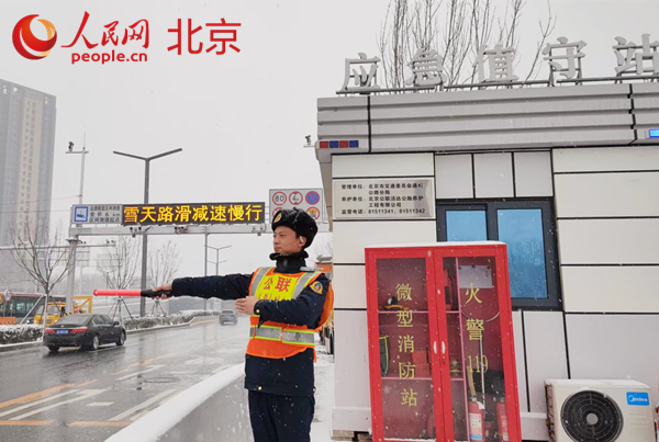 北京城市道路除雪设备加装北斗助高效扫雪铲冰(图1)