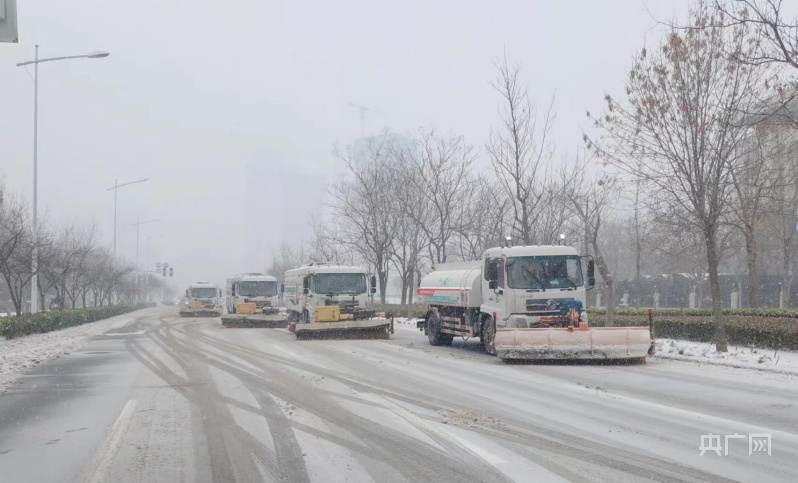 在现场·组图丨郑州出动5万人次专业人员扫雪除冰(图1)