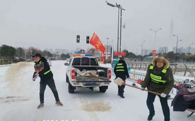 南阳市城管局市政环卫服务中心无畏寒冬打好2024年首场雪仗(图3)