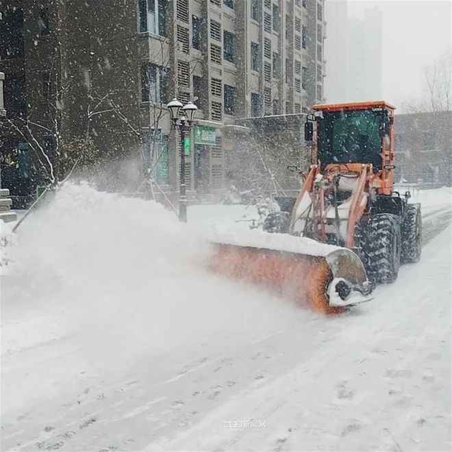 铲车前斗挂滚刷三轮“变身”推雪车……丨冰城物企“土制”机械清雪增效显(图1)