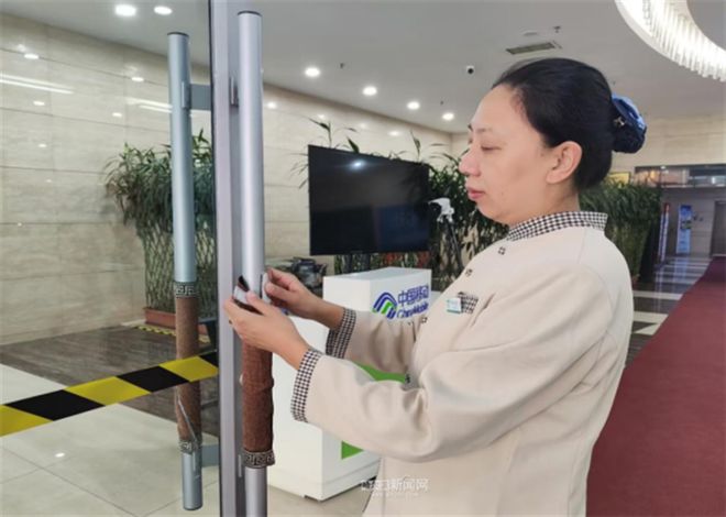 铲车前斗挂滚刷三轮“变身”推雪车……丨冰城物企“土制”机械清雪增效显(图3)