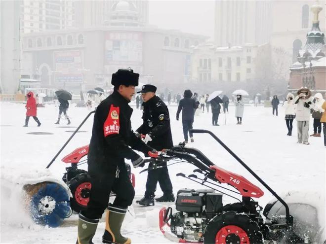 铲车前斗挂滚刷三轮“变身”推雪车……丨冰城物企“土制”机械清雪增效显(图2)