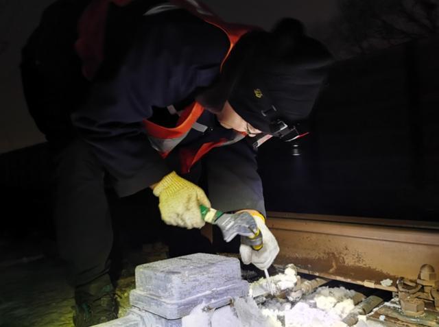扫雪除冰保畅通守护大西高铁安全稳定(图2)