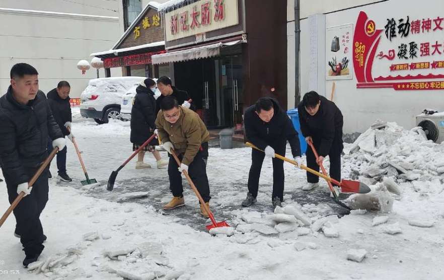 湖东街道办事处：冬日齐扫雪热情暖人心(图3)