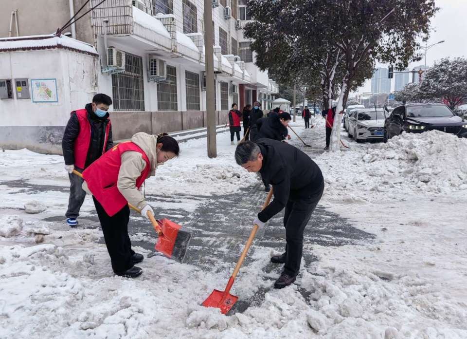 湖东街道办事处：冬日齐扫雪热情暖人心(图1)
