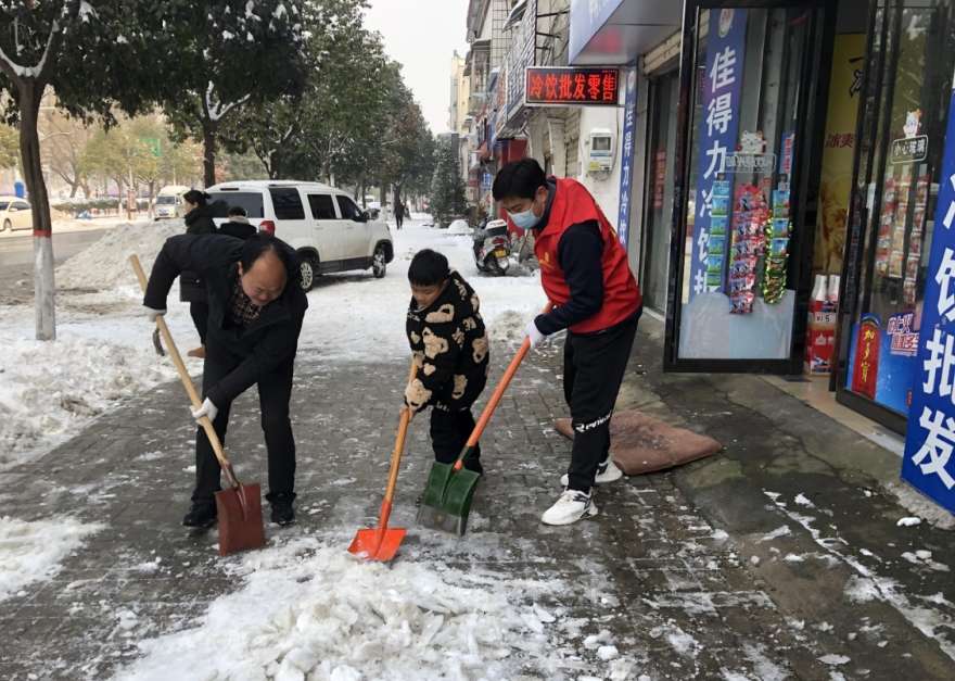 湖东街道办事处：冬日齐扫雪热情暖人心(图2)