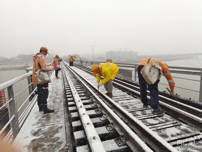 寒潮来袭长三角铁路部门启动扫雪除冰应急响应(图1)
