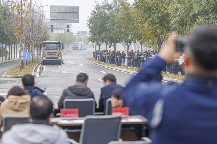 北京扫雪铲冰作业演练：新购置重型多功能破冰车“上线”(图5)