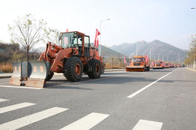 响应2024年冬季“少用、不用融雪剂”号召门头沟公路分局开展铲冰除雪演练(图1)