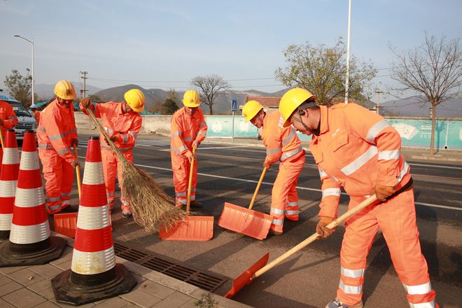 响应2024年冬季“少用、不用融雪剂”号召门头沟公路分局开展铲冰除雪演练(图4)
