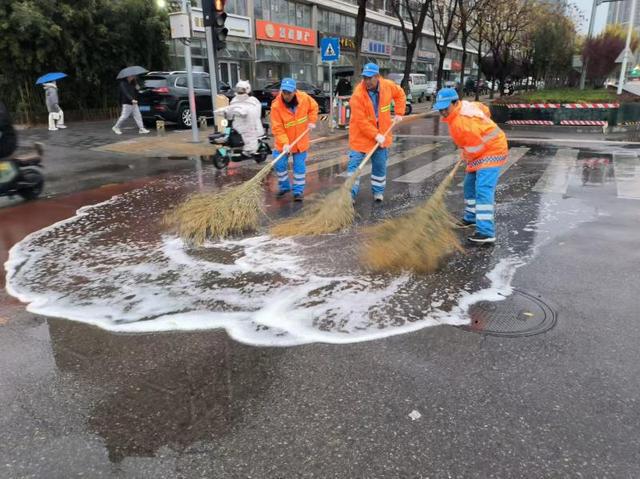 全市13万人次参与扫雪铲冰清除路面积雪、积水和落叶(图1)