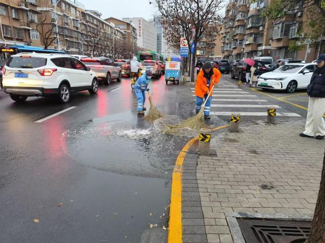 全市13万人次参与扫雪铲冰清除路面积雪、积水和落叶(图2)