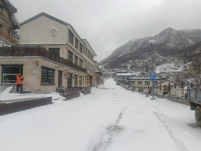 北京海拔最高山村：积雪已没过脚面山林银装素裹(图1)