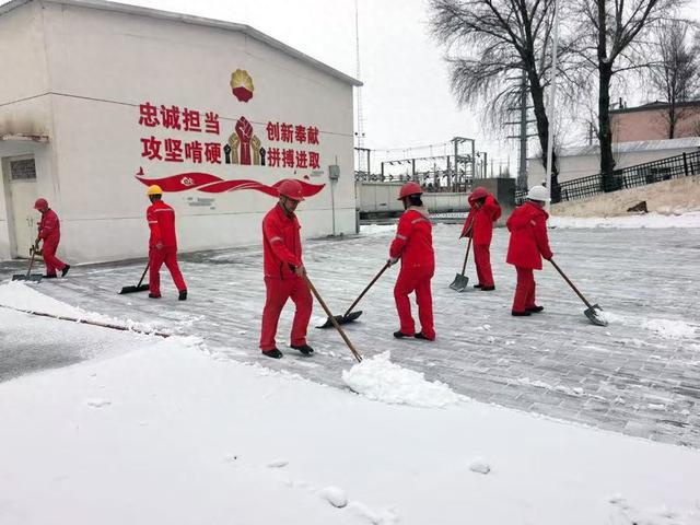中国石油长庆油田输油二处扫雪除隐患保障场站生产安全运行(图1)