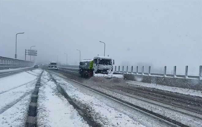 24小时不停歇！淄博城管出动6000余人300余台机械设备紧急除雪作业(图1)