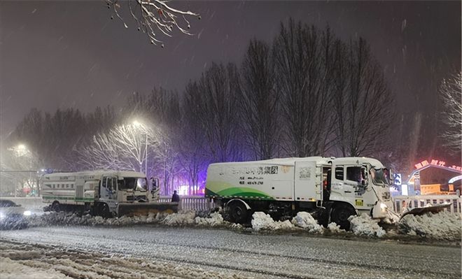 24小时不停歇！淄博城管出动6000余人300余台机械设备紧急除雪作业(图2)