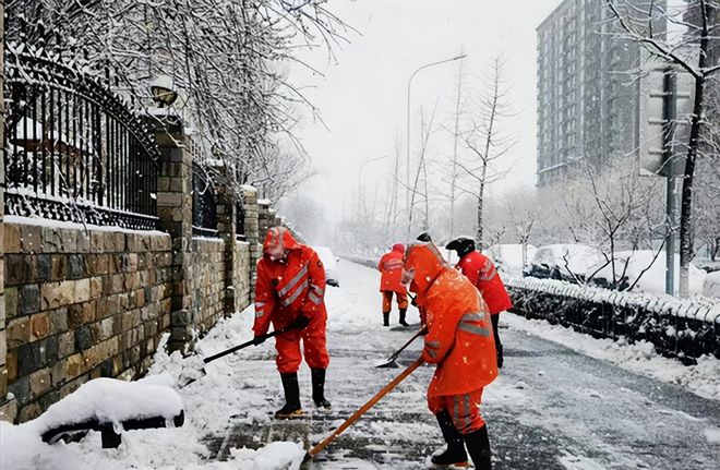 24小时不停歇！淄博城管出动6000余人300余台机械设备紧急除雪作业(图3)