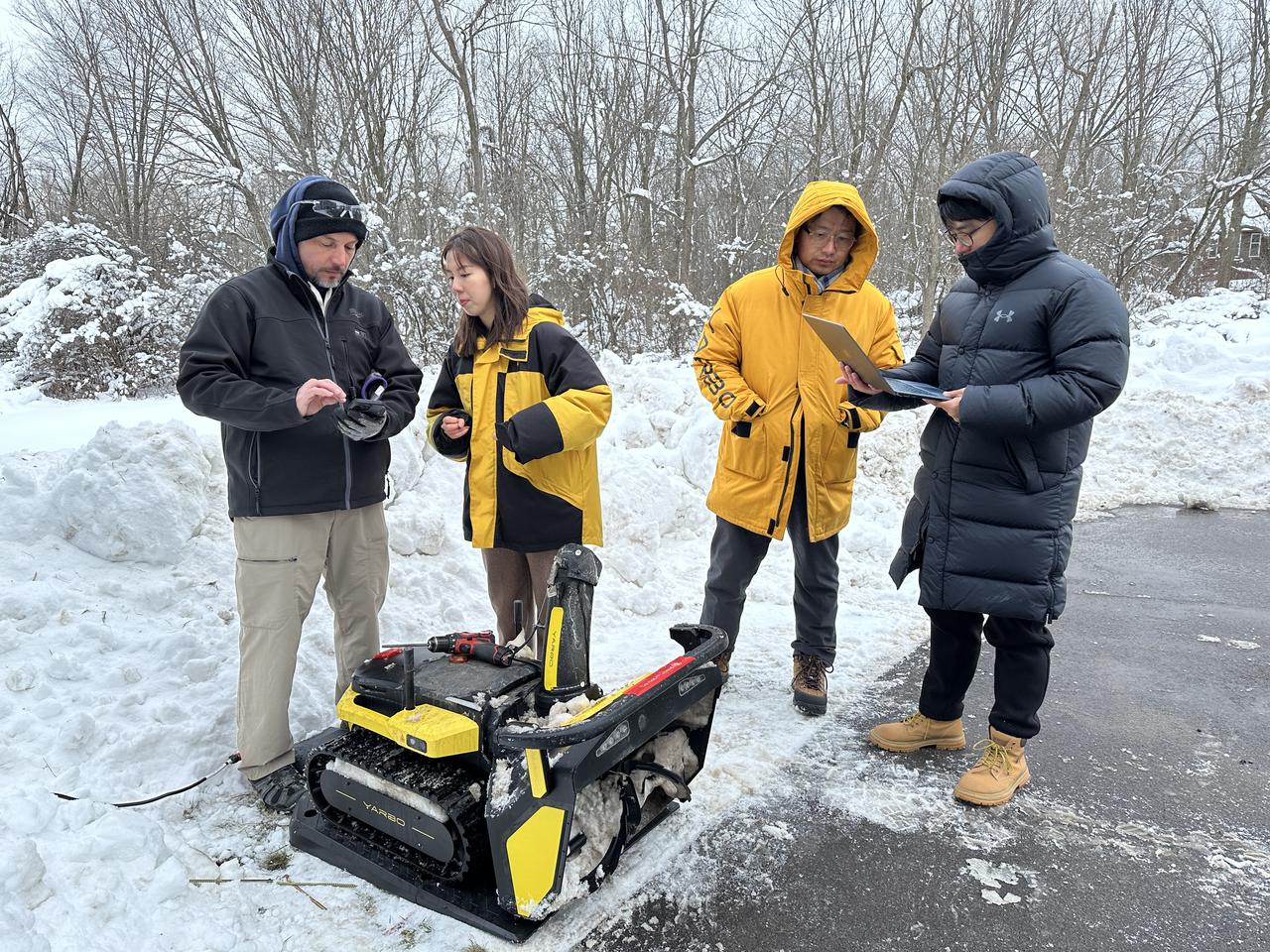 西安交大校友黄阳：“破冰”全球庭院市场中国扫雪机器人远征“极寒之地”(图2)