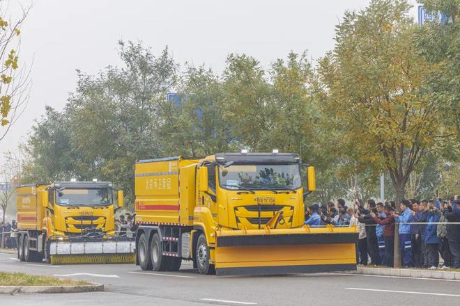 北京演练少用、不用融雪剂扫雪铲冰作业多功能破冰车“上线”(图1)