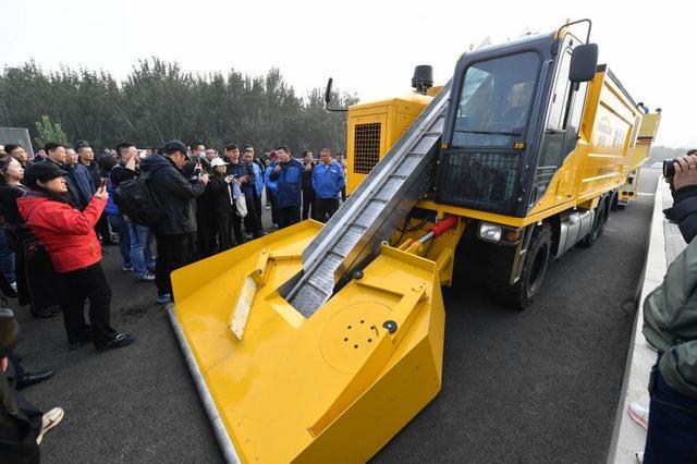 北京今冬扫雪铲冰将首次试用移动式融雪车(图1)