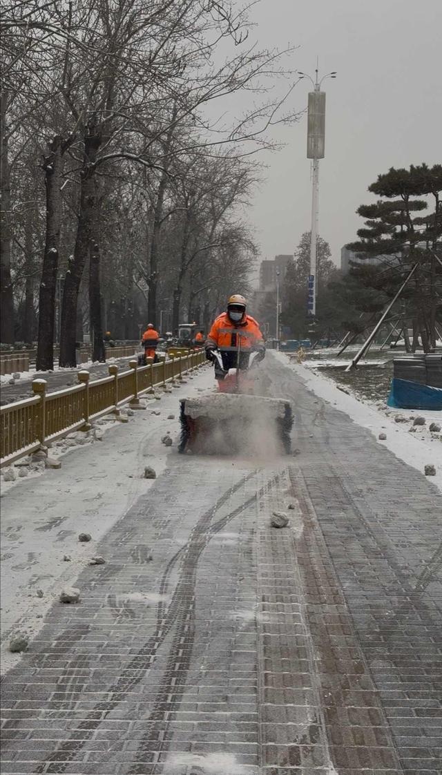 北京将保留部分积雪供赏景坡道等地规范使用融雪剂确保交通安全(图1)