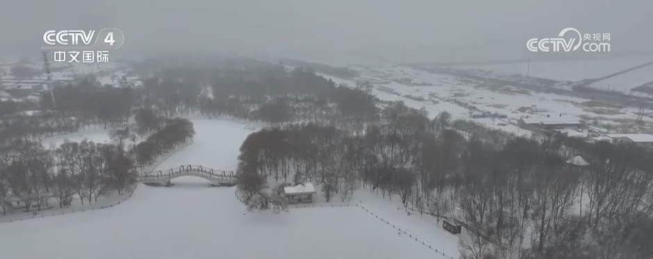 北方多地迎来降雪天气多部门联动开展清积雪保畅通工作(图1)