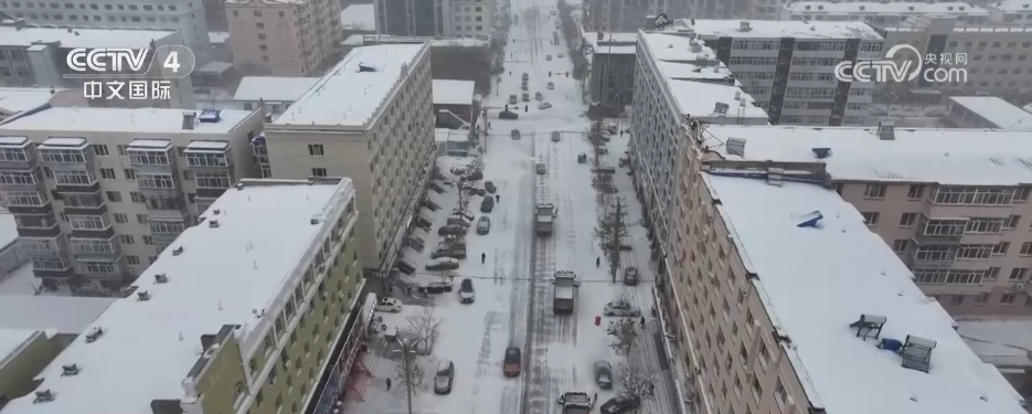 北方多地迎来降雪天气多部门联动开展清积雪保畅通工作(图2)