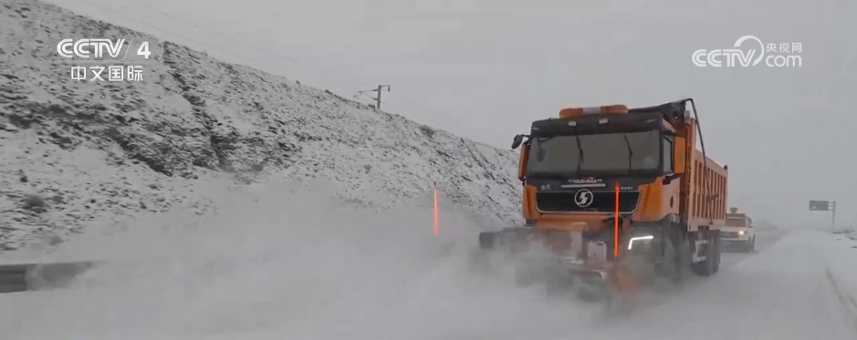 北方多地迎来降雪天气多部门联动开展清积雪保畅通工作(图3)