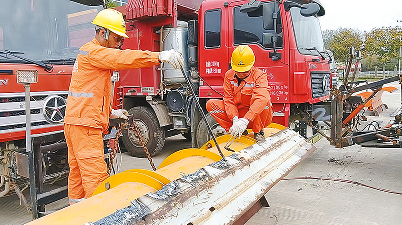 检修设备迎战冰雪天气(图1)